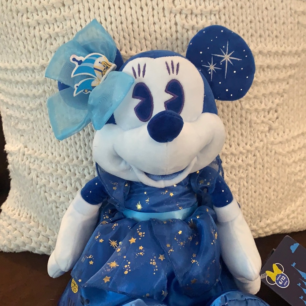 Minnie Mouse the main Attraction Limited Plush 6/12